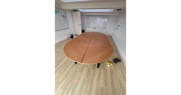 Grote ovale (vergader)tafel