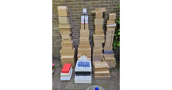 Diverse kartonnen dozen, bijv voor webwinkel