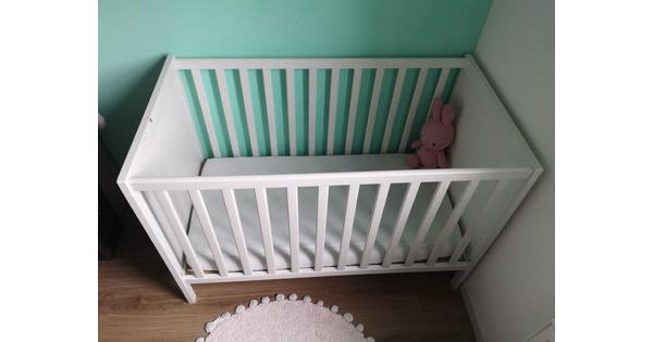 Babybedje wit 120 cm incl. matras en matrashoesjes