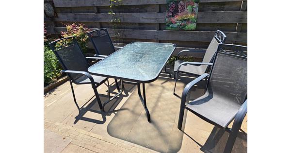 Metalen tuinset met glazen tafelblad