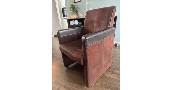 4 donkerbruine eettafelstoelen