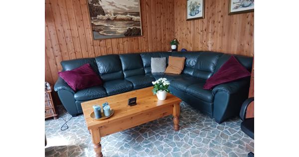 Hoekbank, kasten,stoeltjes en complete eettafel. 