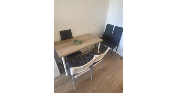 Eettafel met vijf stoelen 