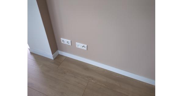 Witte hoge plinten