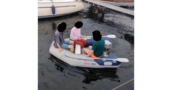 Rubberboot met toebehoren peddels en pomp