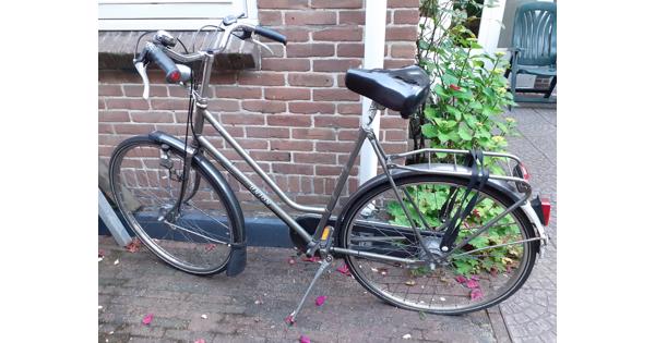 Hij is oud, met lekke band, maar valt op te lappen