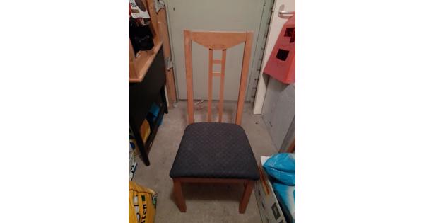 4 stoffen/houten stoelen