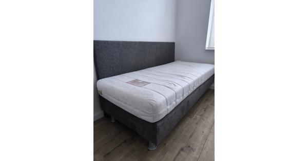 Mooie boxspring met matras en hoofdbord