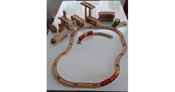 Houten trein en een houten autobaan, leeftijd 2-4 jaar