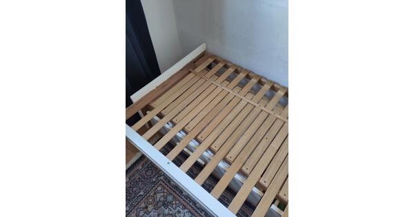 Bed. Uitschuifbaar tot tweepersoons
