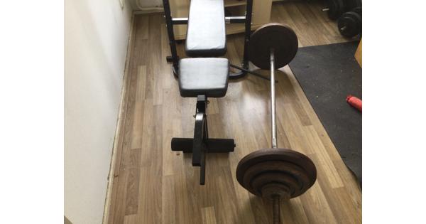 Fitness bank met halter stang