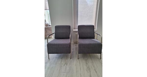 2 grijsblauwe stoelen