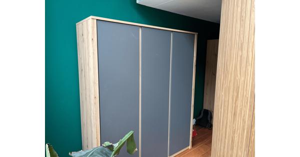 Kledingkast | 3-deurs | Grijs en Eiken | 166x53x197 cm