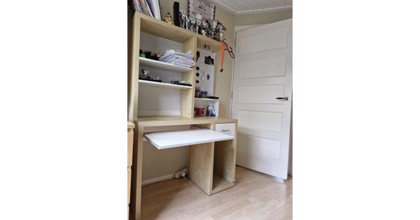 Bureautje met uitschuif plank