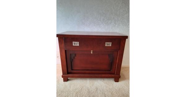 teakhouten dressoirkast in combinatie met kapstok en draaifauteuil