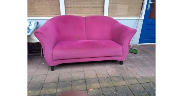 bank en en stoel fuchsia kleur