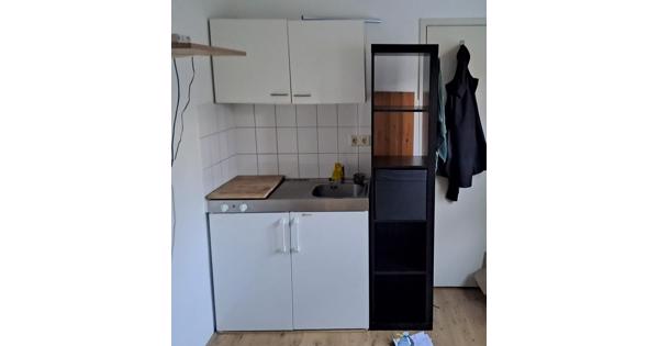 Zwarte Kallax kast 5 vakken incl. 1 mand