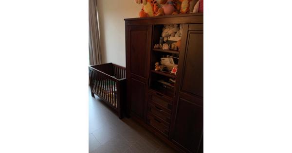 Complete babykamer koloniaal bruin, kast commode en ledikant 