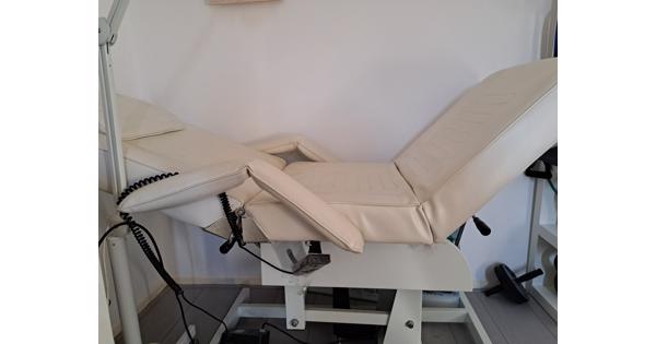 Salonbed voor gezichtsbehandeling, massage