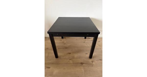 donkerbruine/zwarte uitschijfbare eettafel
