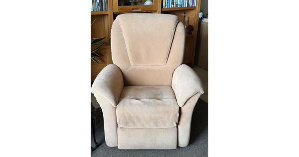 2 relaxstoelen (waarvan 1 met massagefunctie)