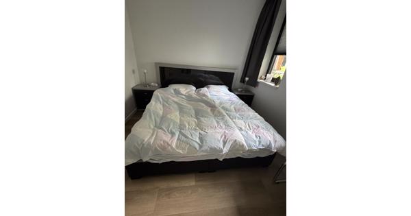 2 persoonsbed met 2 matrassen en nachtkastjes