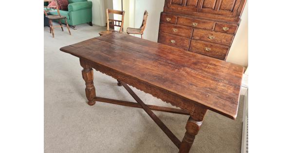 Eettafel engels antiek eiken + 3 antieke stoelen
