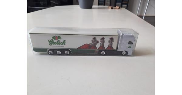 Een miniatuur Grolsch vrachtwagen.