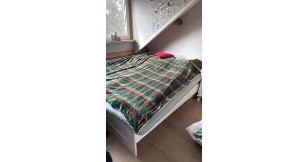Wit 2 persoonsbed met topper, 2 matrassen MOET snel weg
