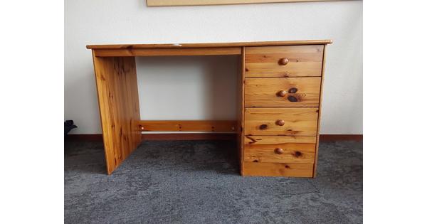 Bureau met laden