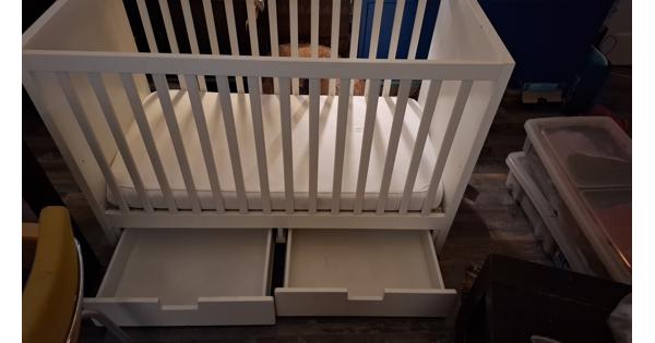 Ledikant,matras en beddengoed