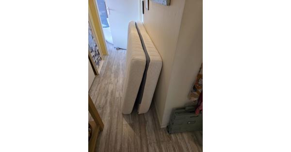 Auping bed ombouw (mahonie) met 2 spiralen en 2 auping matrassen en 2 auronde tafeltjes  