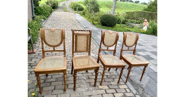 4 Stoelen gratis op te halen.