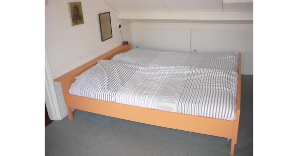 tweepersoonsbed & 2 matrassen (200x90 cm) in goede staat