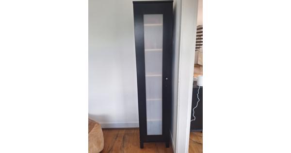 Smalle kast met planken
