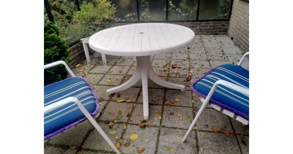 Terrasset tafel en twee stoelen 