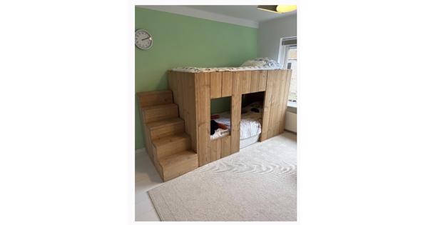 HalfHoogslaper hut met kast