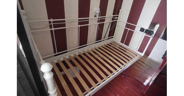 1 persoons bed met lattenbodem en dikke matras