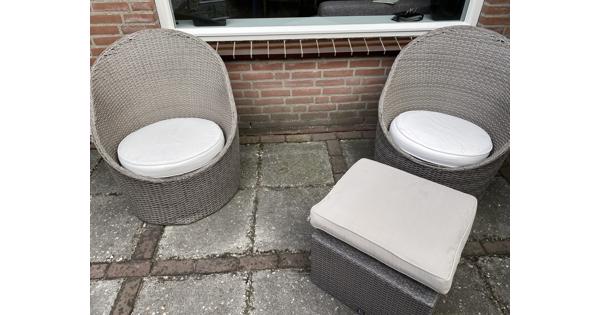 2 kuipstoelen en tafeltje/ voetenbank 