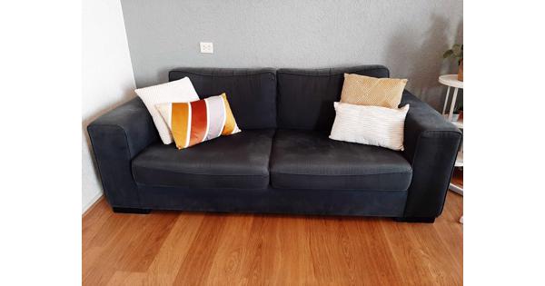 Donkergrijze 2-zitsbank in goede staat