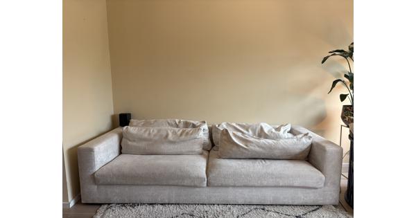 Goossens bank 1 jaar oud