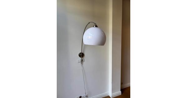 Witte lamp voor boven tafel