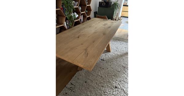 Robuuste eettafel ( heeft schuurbeurt nodig)