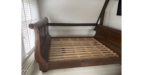 Prachtig, solide antiek houten bed 