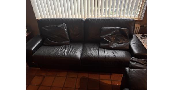 2 zwarte leren banken en stoel