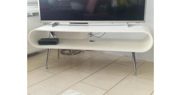 Witte salontafel, nu in gebruik als tv kast, aangeboden