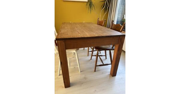 Houten tafel met lade