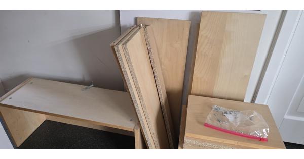 Billy boekenkast, deels gedemonteerd. 