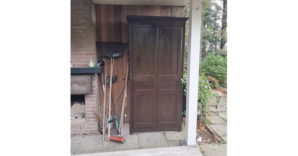Vintage kast. Heeft buiten onder afdak gestaan. Is nog stevig.