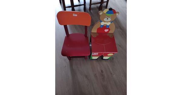 Twee houten stoeltjes